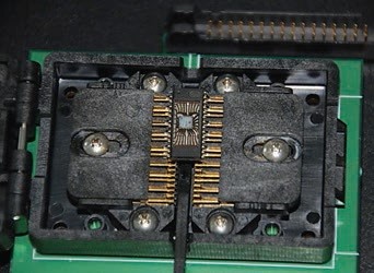 Obr. 7 Detail kontaktního adaptéru s vloženou součástkou po otevření pouzdra